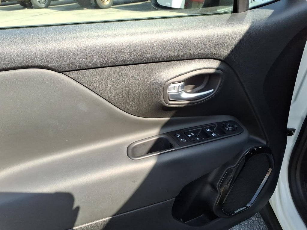 Used 2022 Alpine White Clearcoat Jeep Altitude image 12