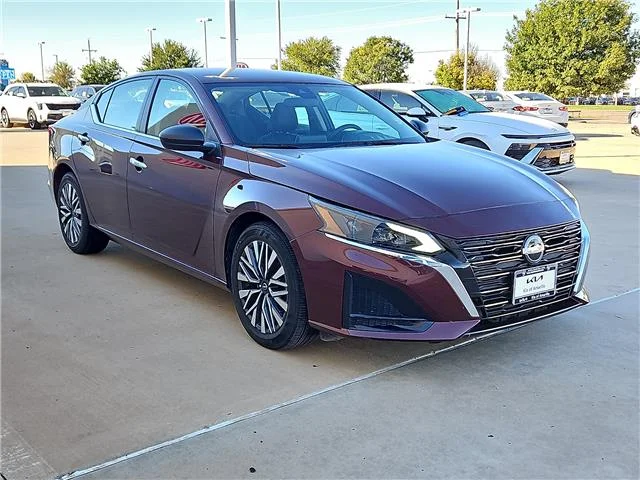 Used 2025 Garnet Pearl Metallic Nissan SV image 3
