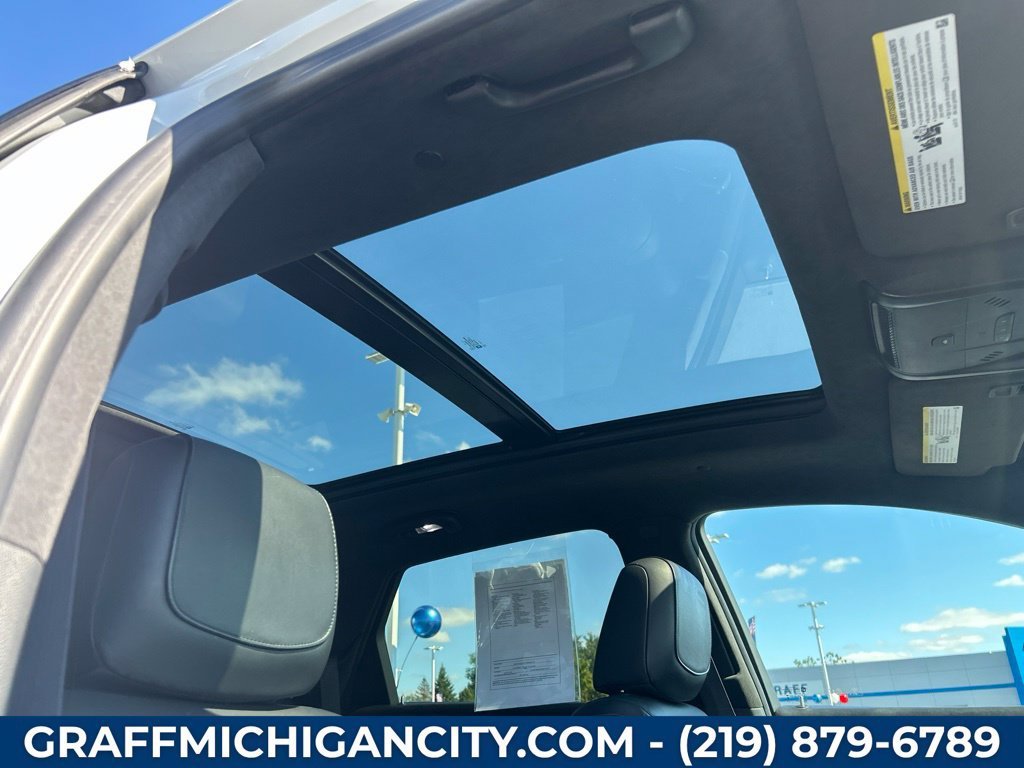 Used 2017 CRYSTAL WHITE TRICOAT Cadillac Platinum AWD image 30