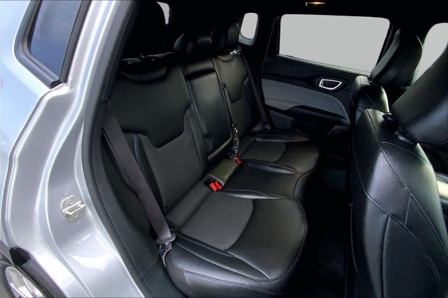 Used 2024 Silver Zynith Metallic Clearcoat Jeep Latitude image 19