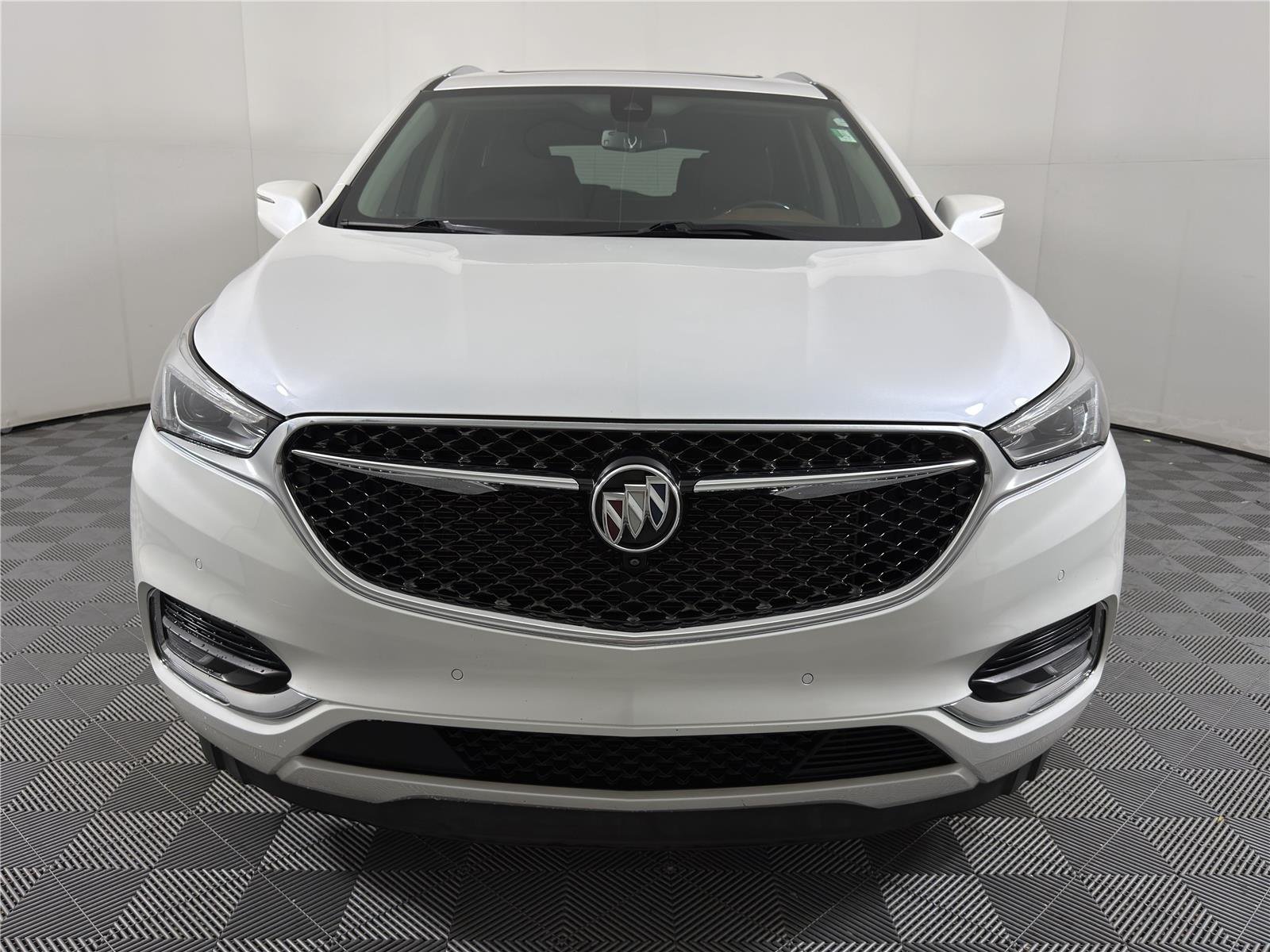 Used 2021 WHITE FROST TRICOAT Buick Avenir image 2