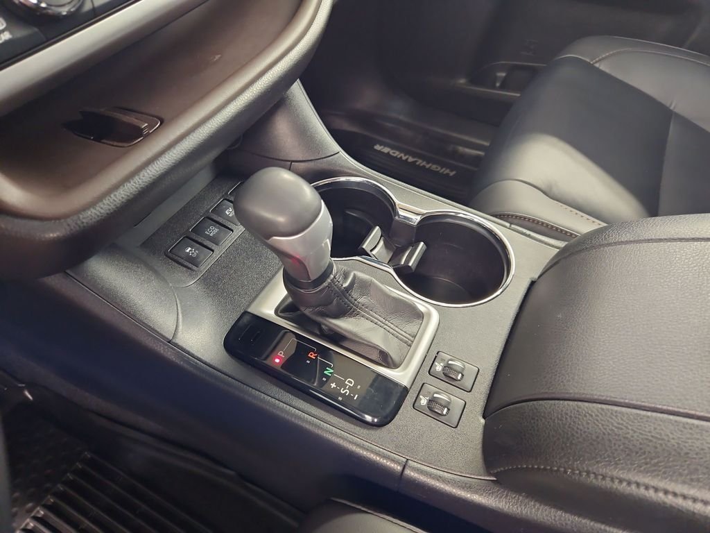 Used 2019 Silver Toyota XLE image 24