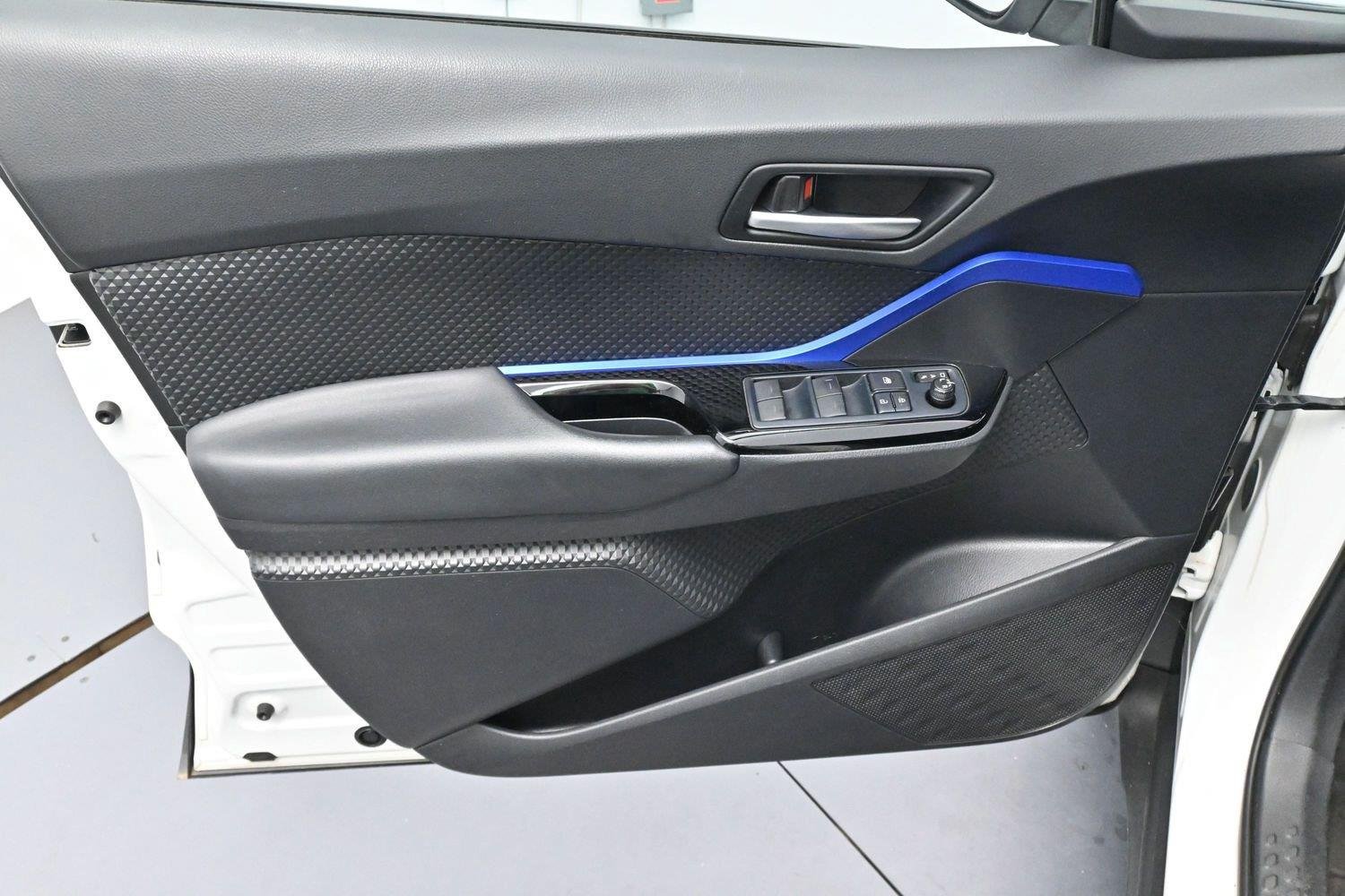 Used 2022 Wind Chill Pearl Toyota XLE image 10