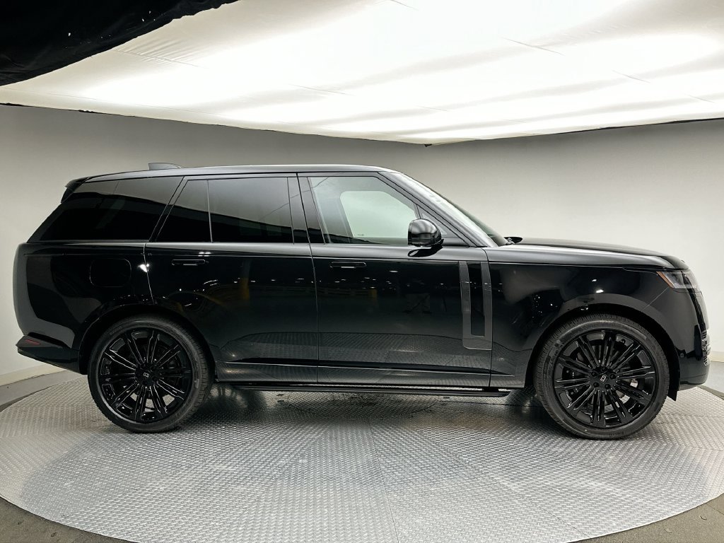New 2027 Santorini Black Metallic Land Rover SE image 4