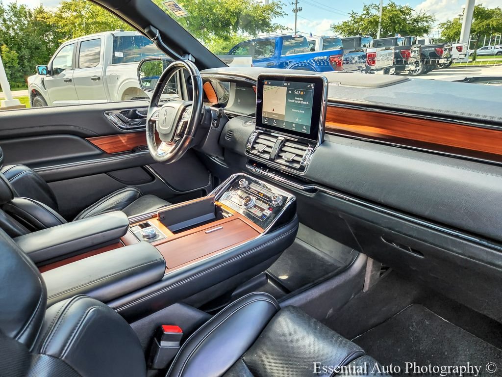 Used 2018 Velvet Lincoln Select image 32