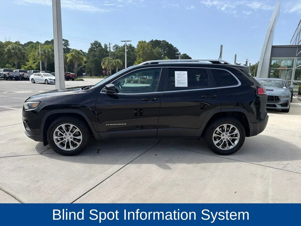 Certified Used 2021 Diamond Black Jeep Latitude Lux image 5