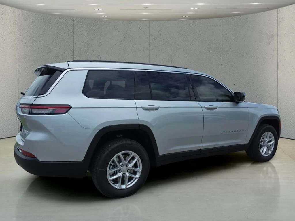 New 2026 Silver Zynith Exterior Paint Jeep Laredo image 3