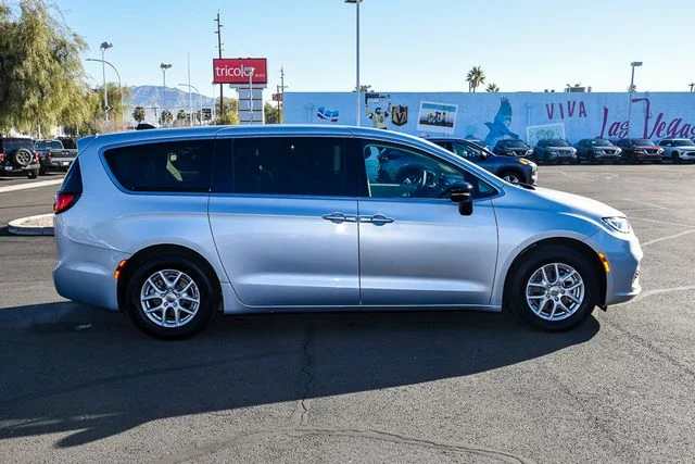 Used 2023 Silver Chrysler Touring L image 6