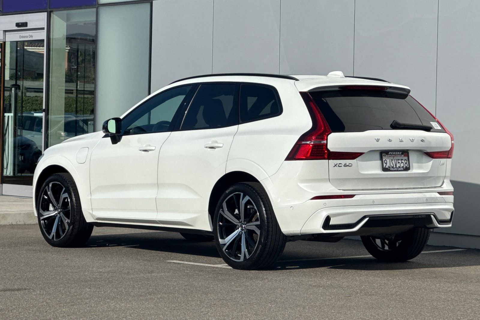 Used 2024 White Volvo Ultimate image 3