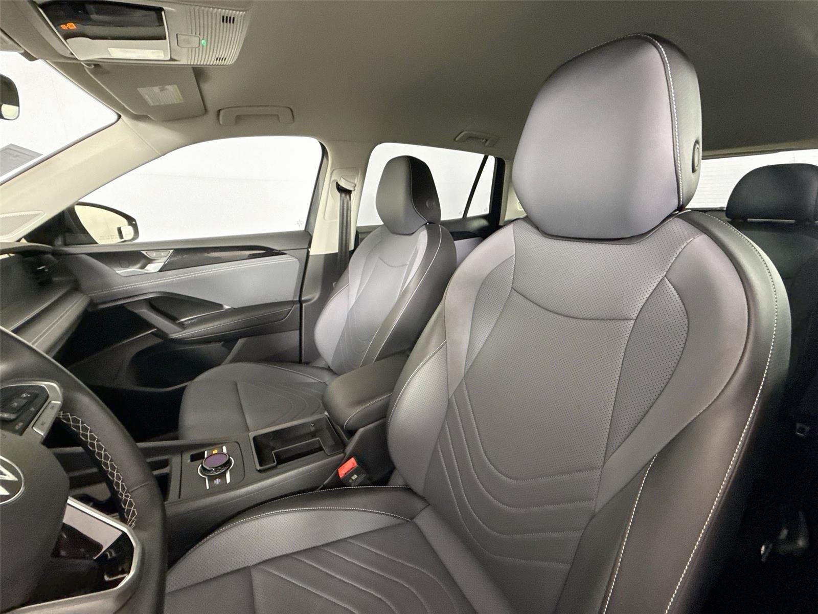 Used 2025 Platinum Gray Metallic Volkswagen SE image 3