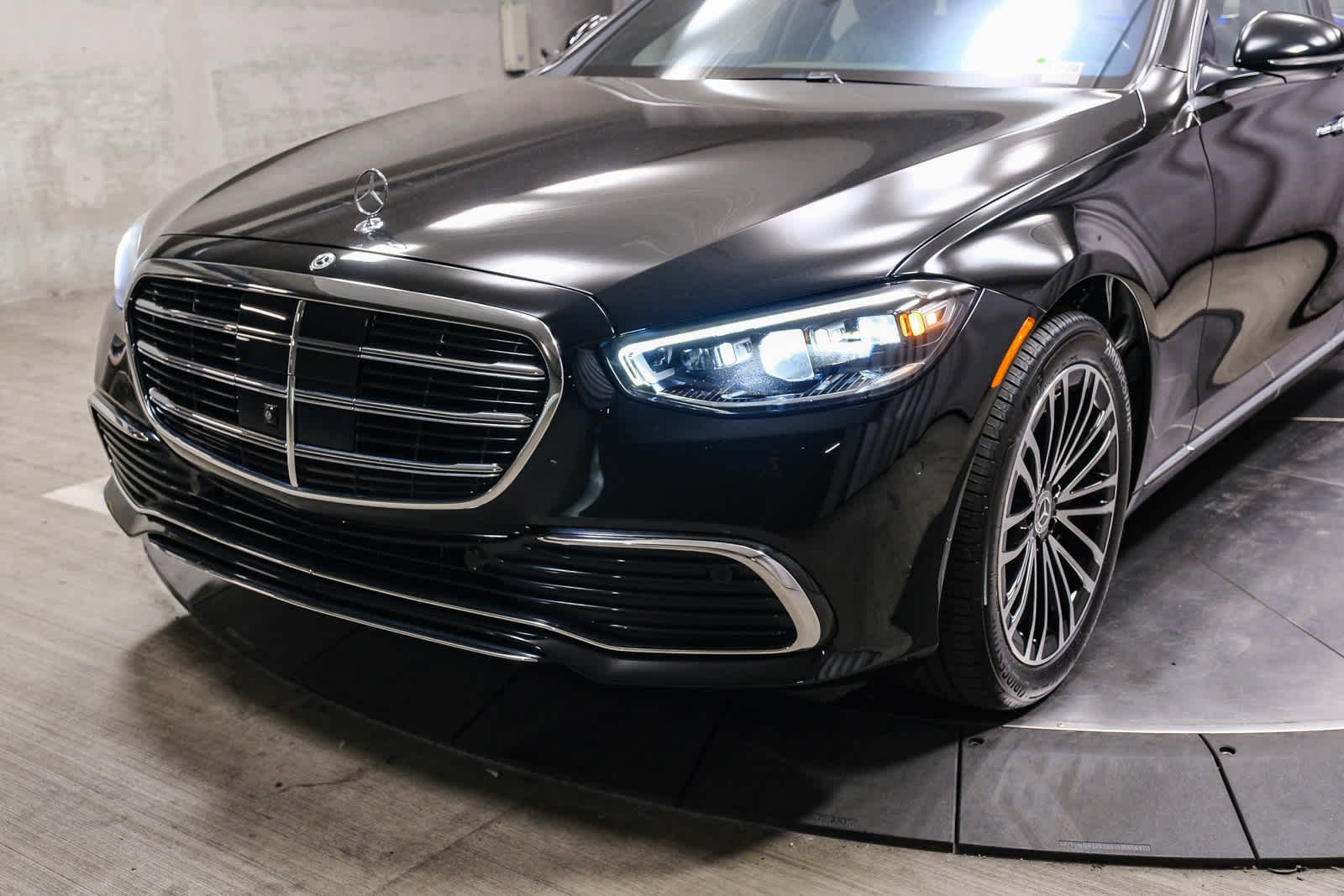Used 2024 Black Mercedes-Benz S 580e image 11