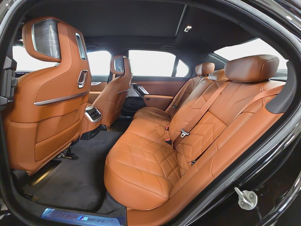 2026 BMW 7 Series 750e - Photo 9