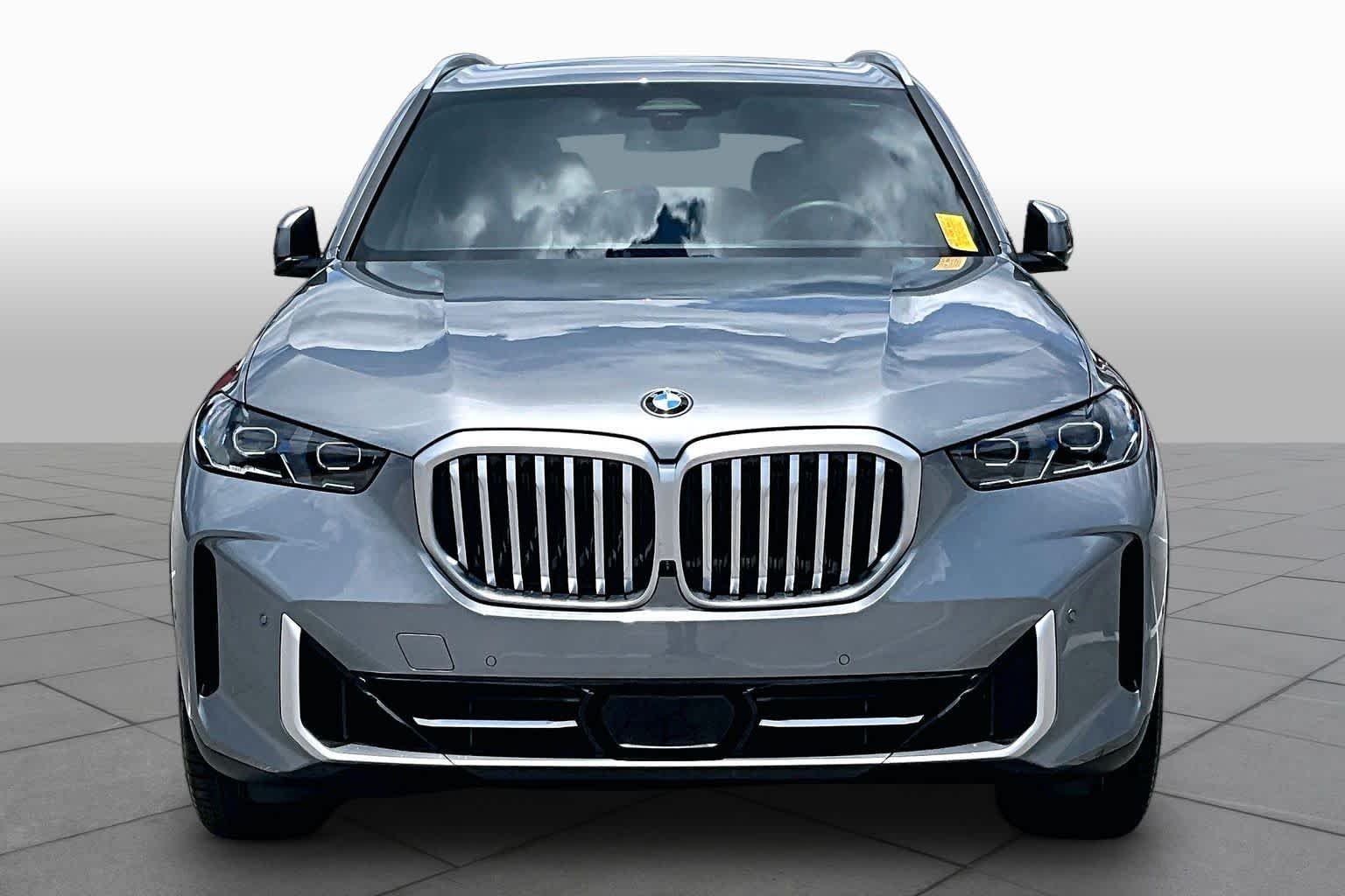 Used 2025 Skyscraper Grey Metallic BMW sDrive40i image 4