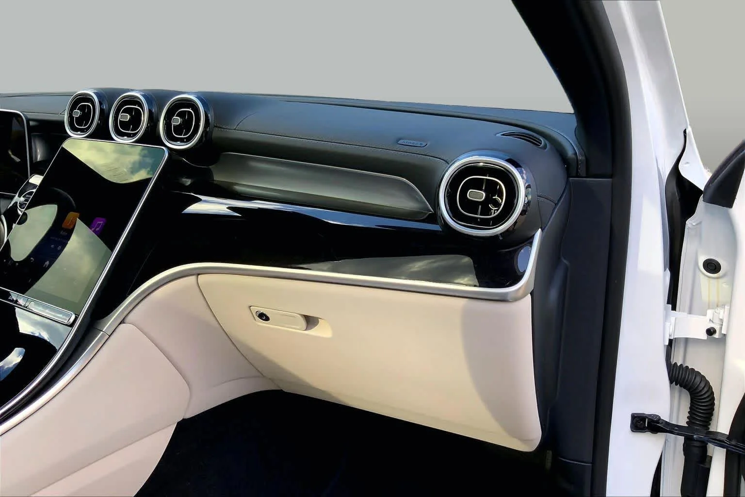 Certified Used 2025 Polar White Mercedes-Benz GLC 300 image 19