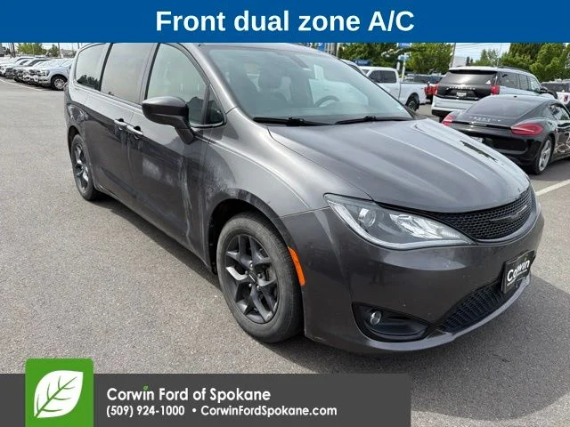 Used 2018 Gray Chrysler Touring L image 3