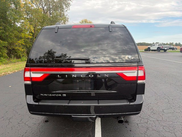 Used 2017 Black Lincoln Select image 12