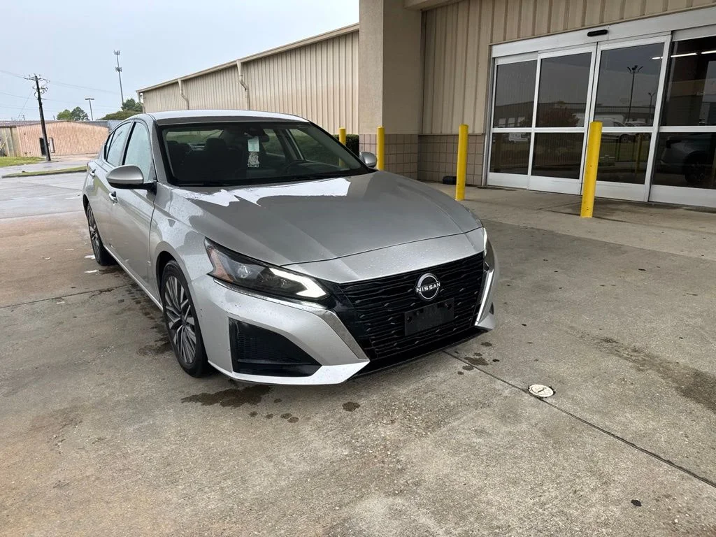 Certified Used 2023 Silver Nissan 2.5 SV image 2