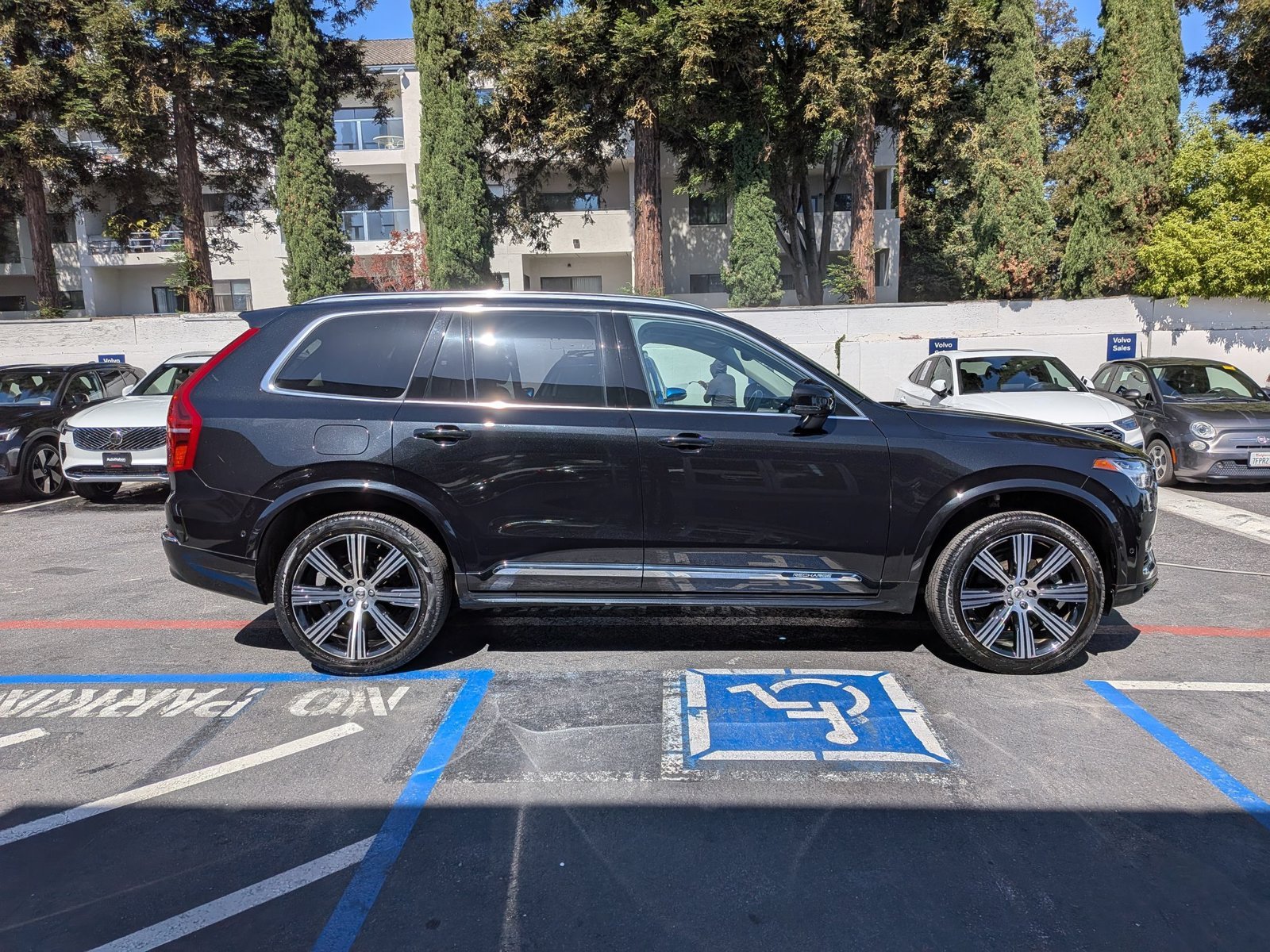 Used 2024 Onyx Black Metallic Volvo Ultimate Bright Theme image 4