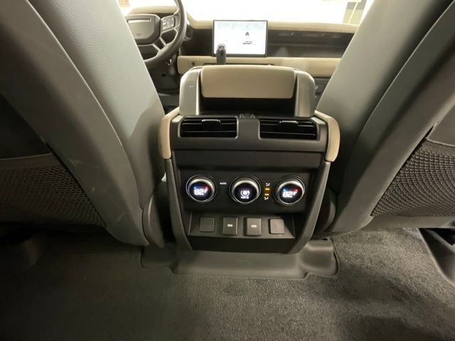 Used 2024 White Land Rover X-Dynamic SE image 27