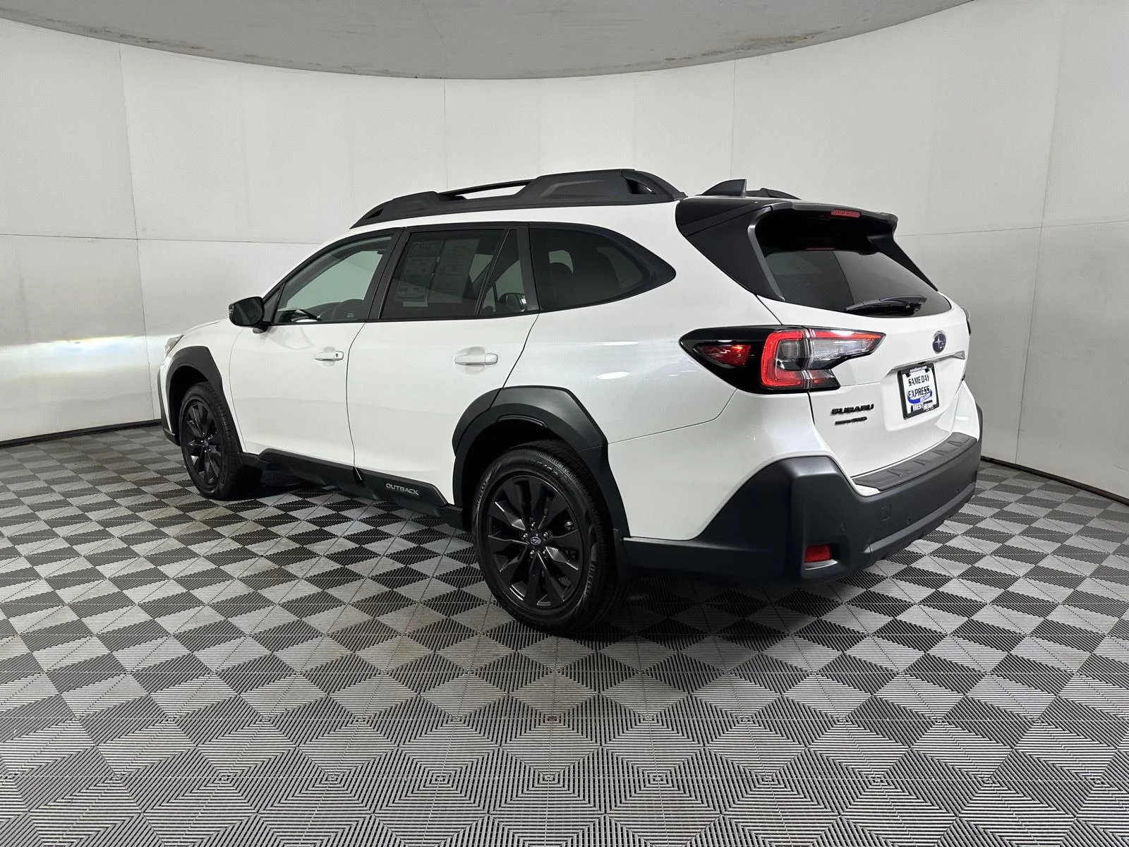 Used 2025 Crystal White Pearl Subaru Onyx Edition image 6