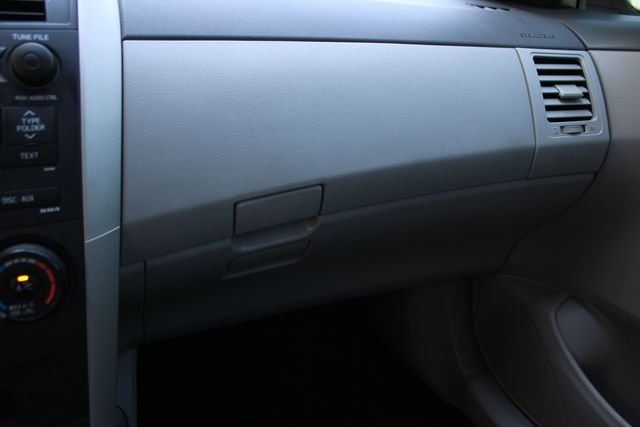 Used 2009 Silver Toyota LE image 14