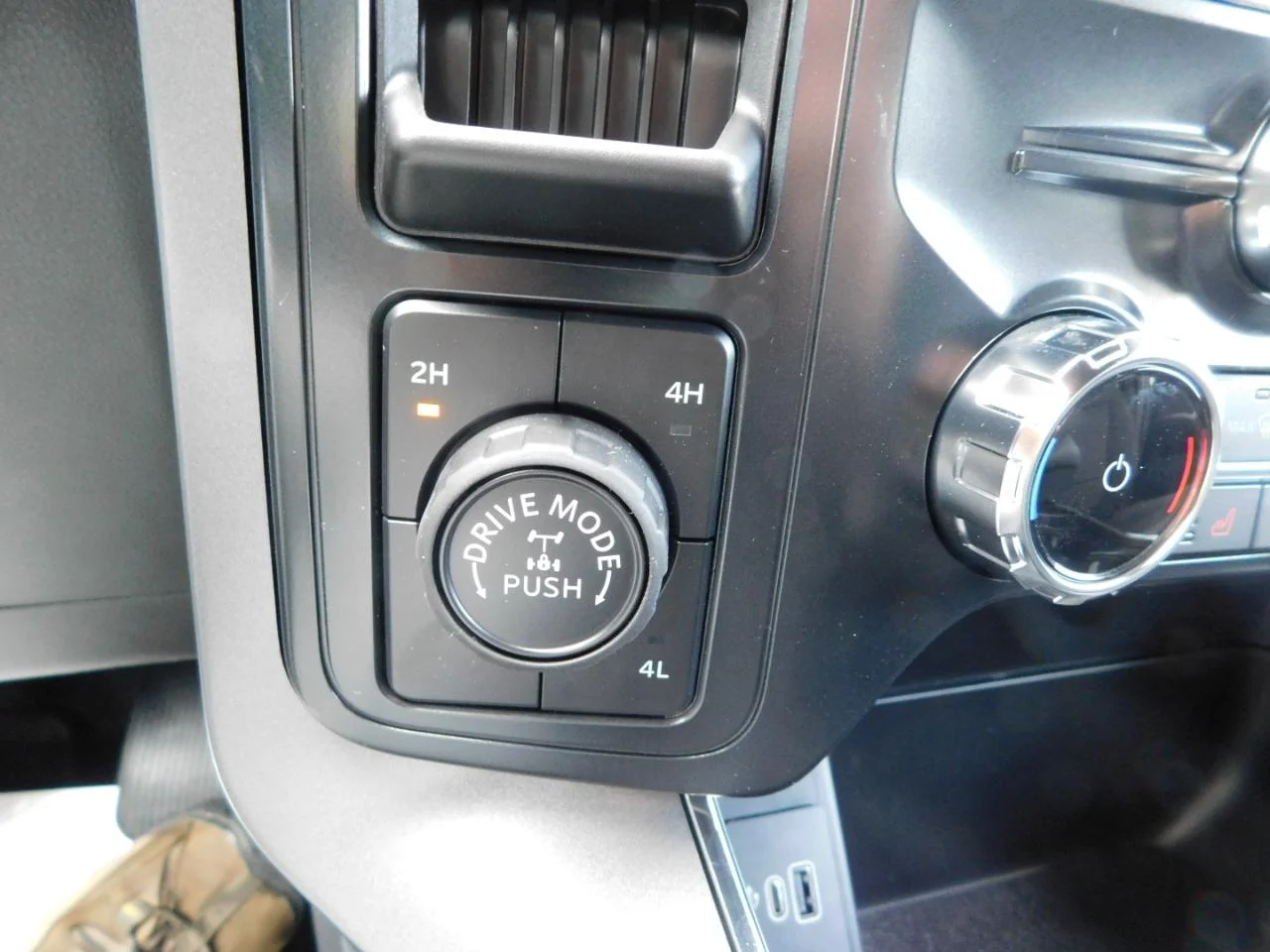 New 2026 Oxford White Ford XLT image 35