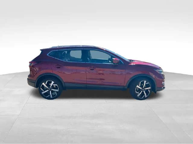 Used 2022 Red Nissan SL image 9