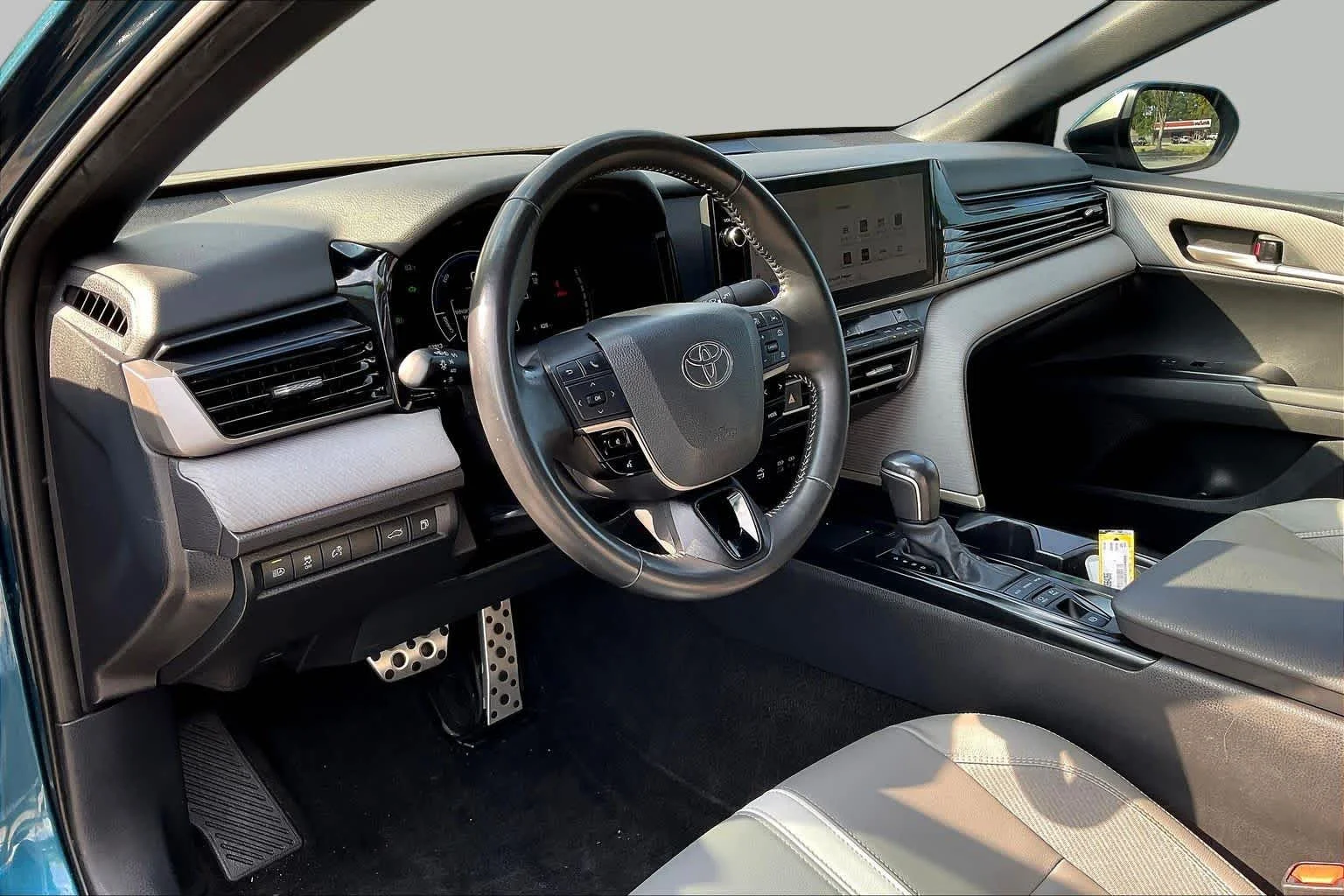 Used 2025 Ocean Gem Toyota SE image 17