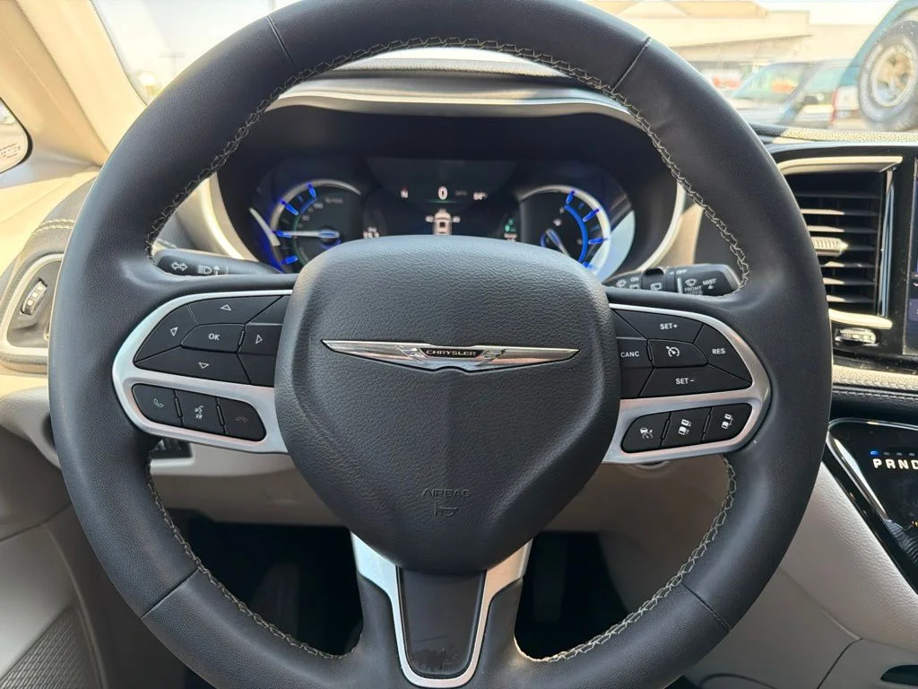 Used 2023 Black Chrysler Touring L image 12