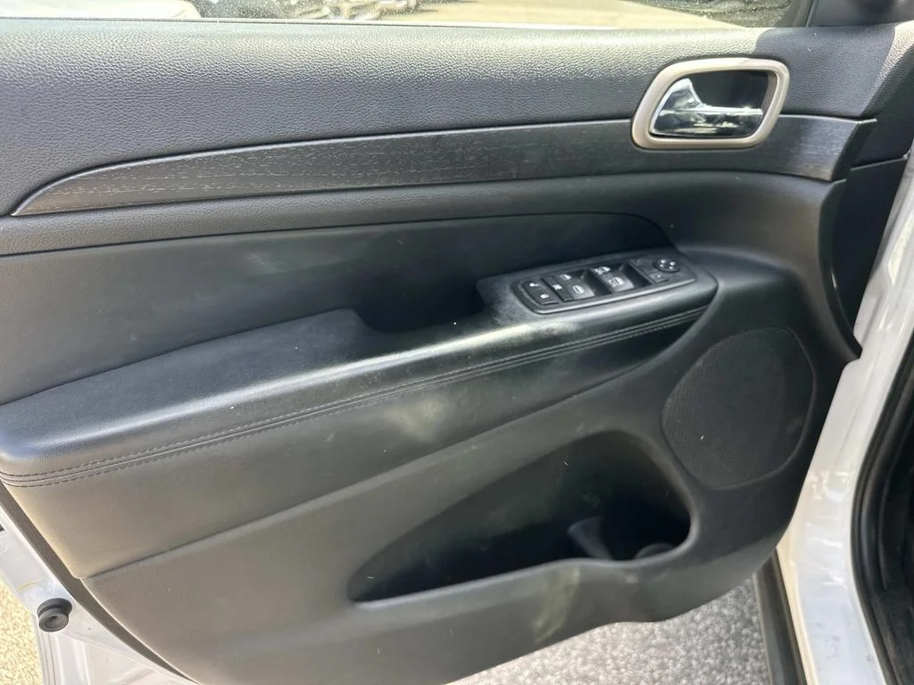 Used 2015 White/off-white Jeep Laredo image 17