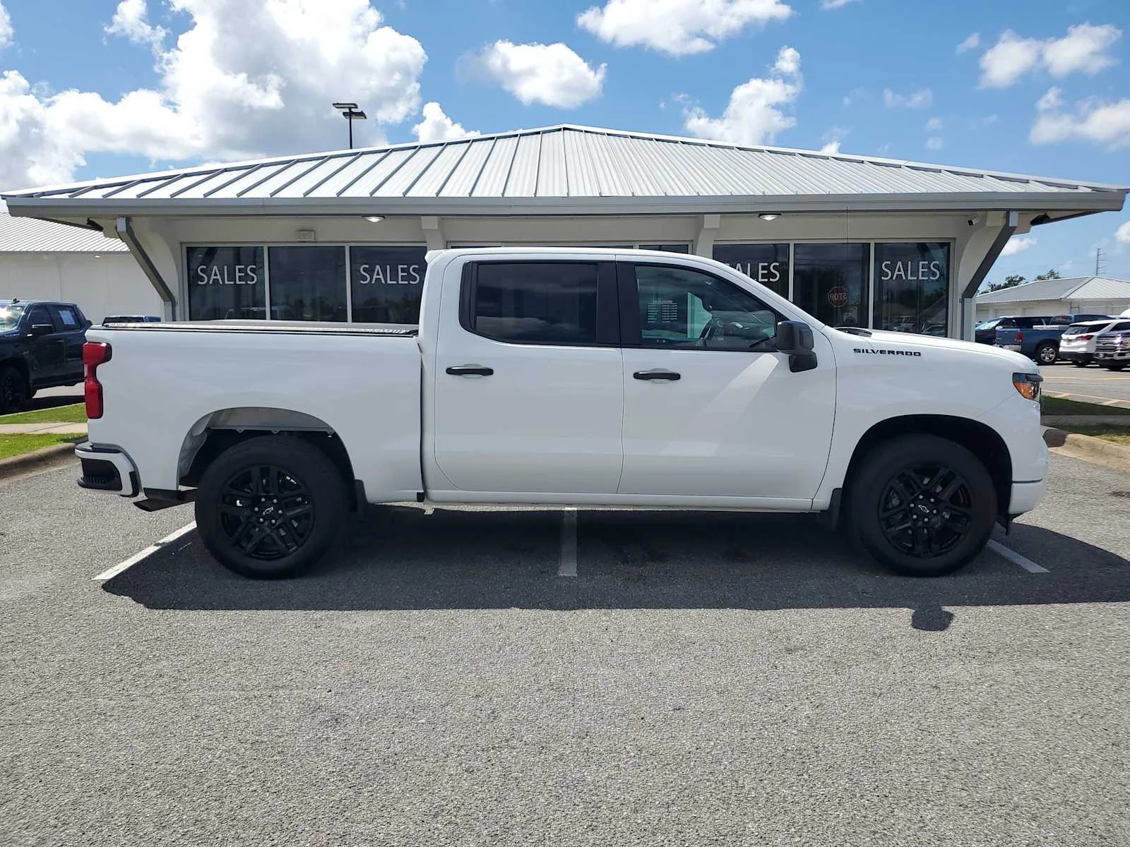 Used 2023 SUMMIT WHITE Chevrolet Custom image 8