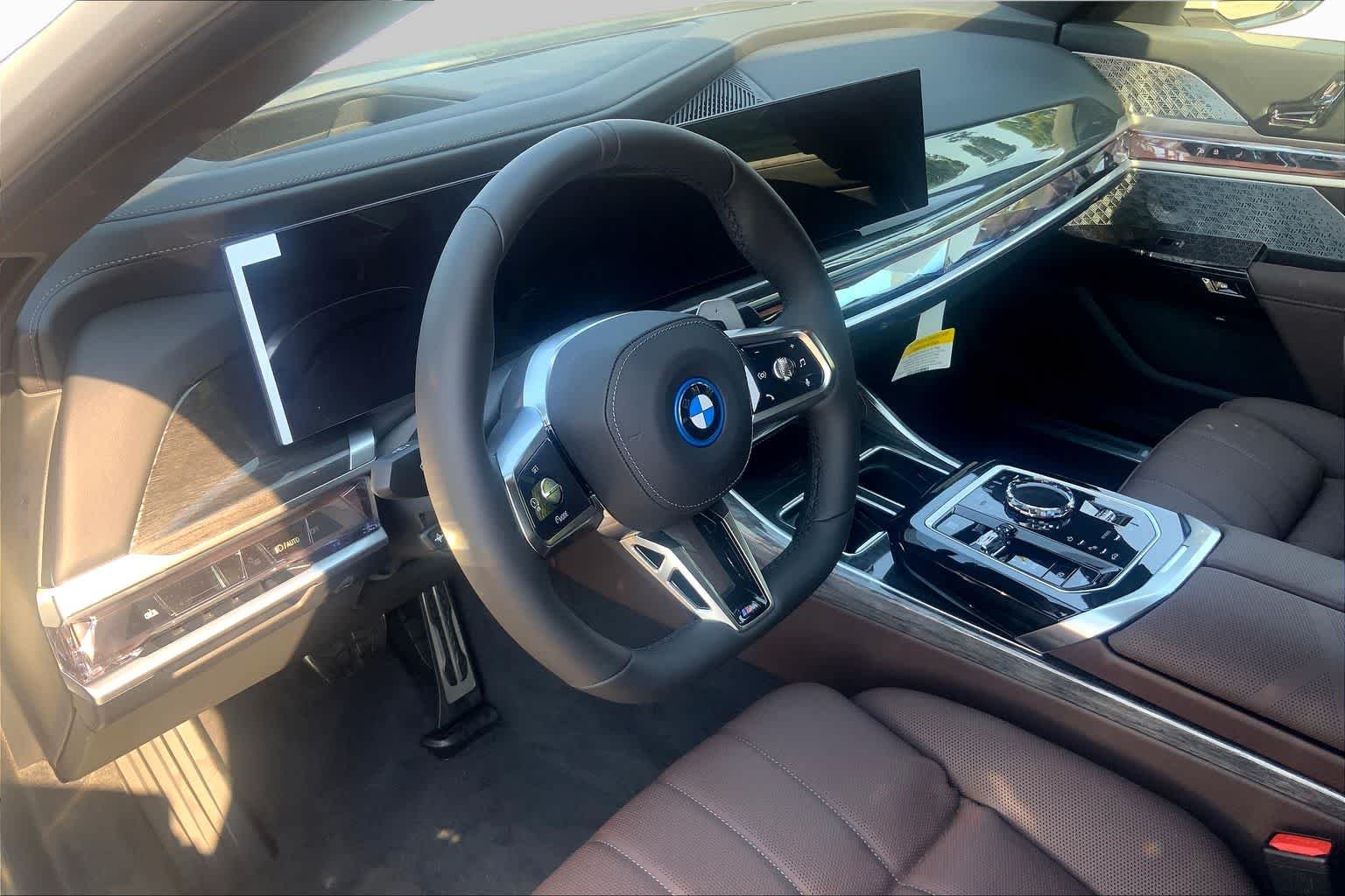 2026 BMW 7 Series 750e - Photo 9