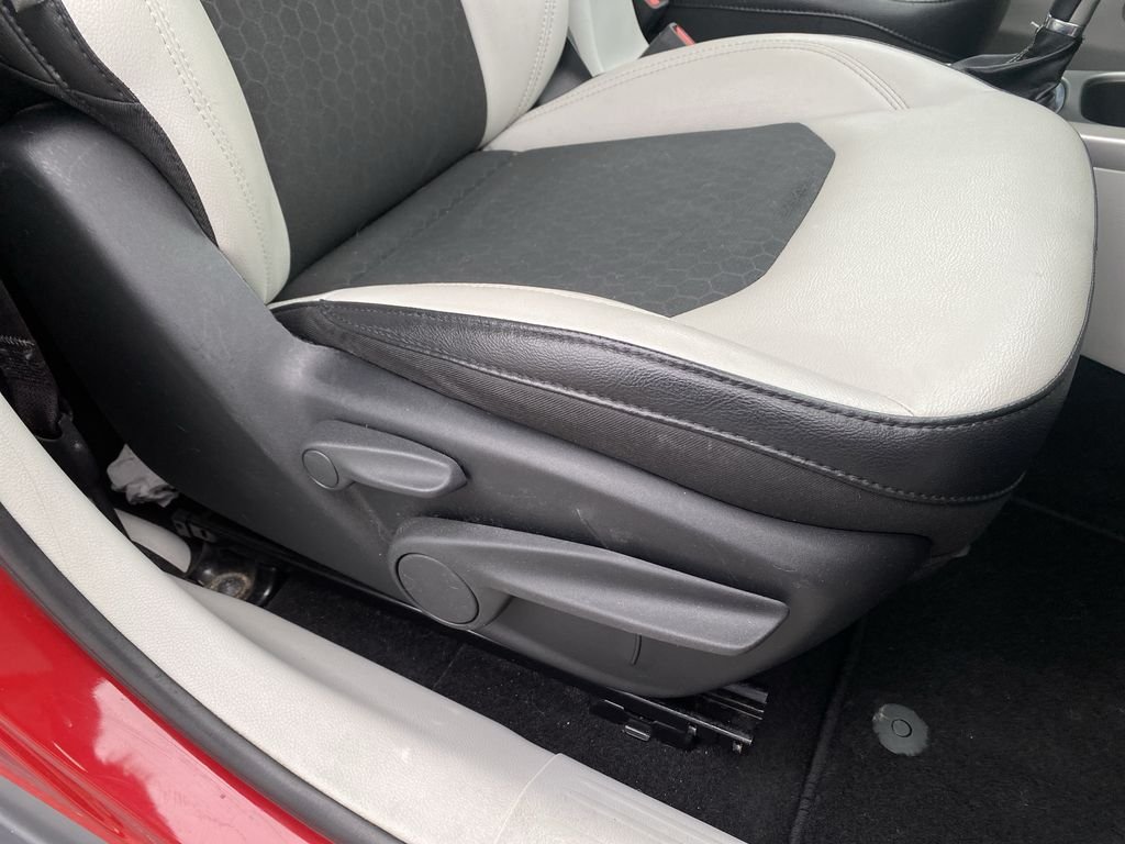 Used 2018 Redline Pearlcoat Jeep Latitude image 31