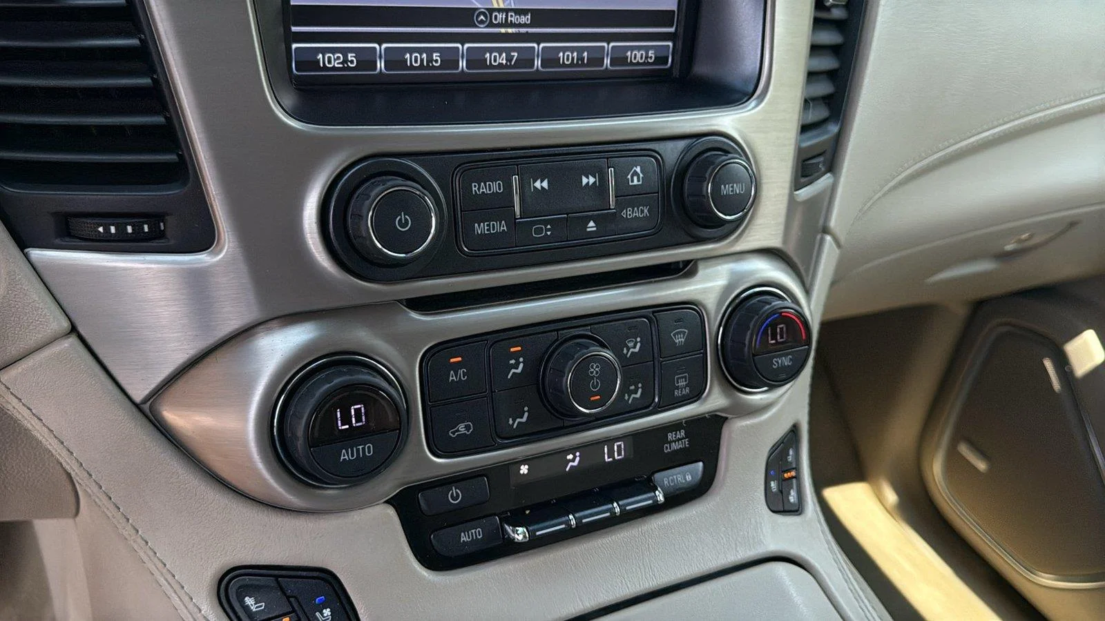 Used 2019 White Frost Tricoat GMC Denali image 18