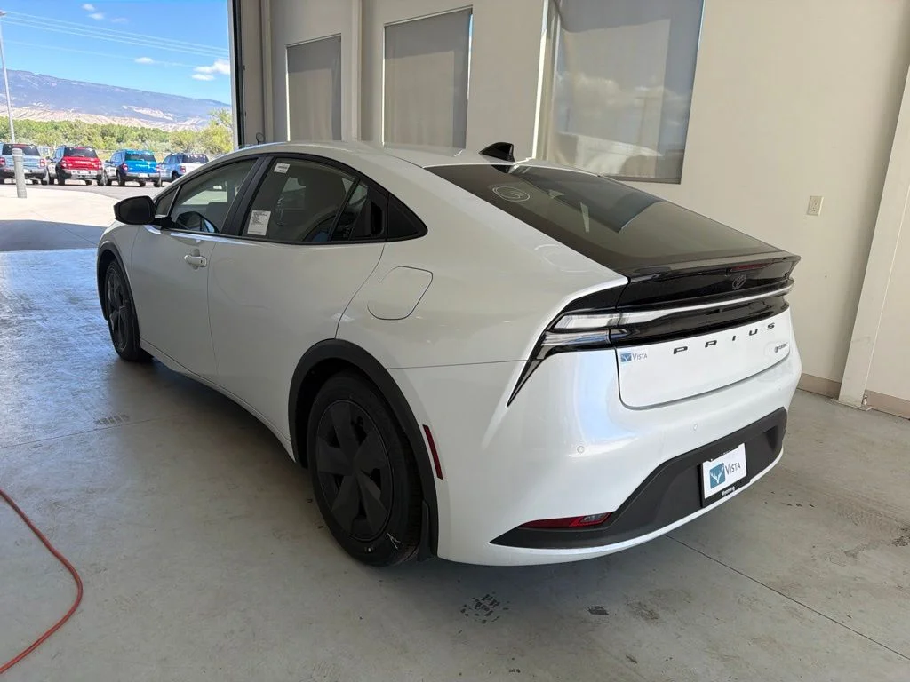 New 2026 Wind Chill Pearl <sup>1</sup> Toyota  SE image 4
