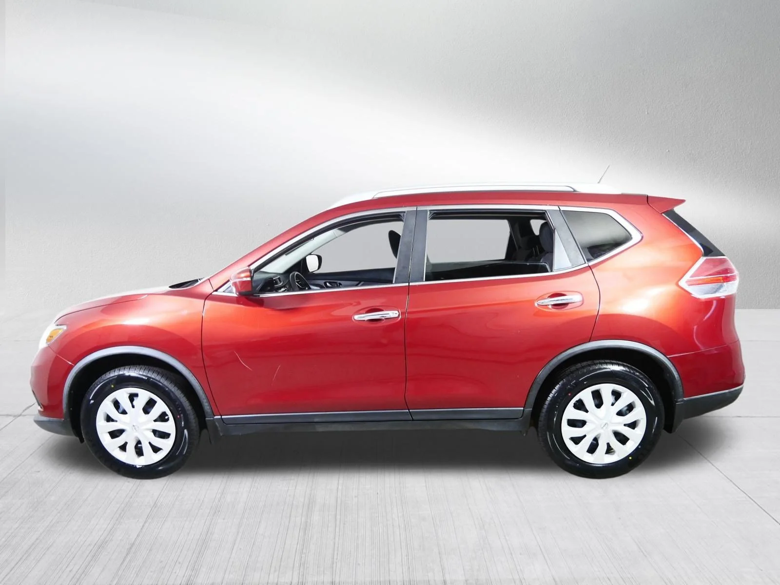 Used 2016 Cayenne Red Nissan S image 4