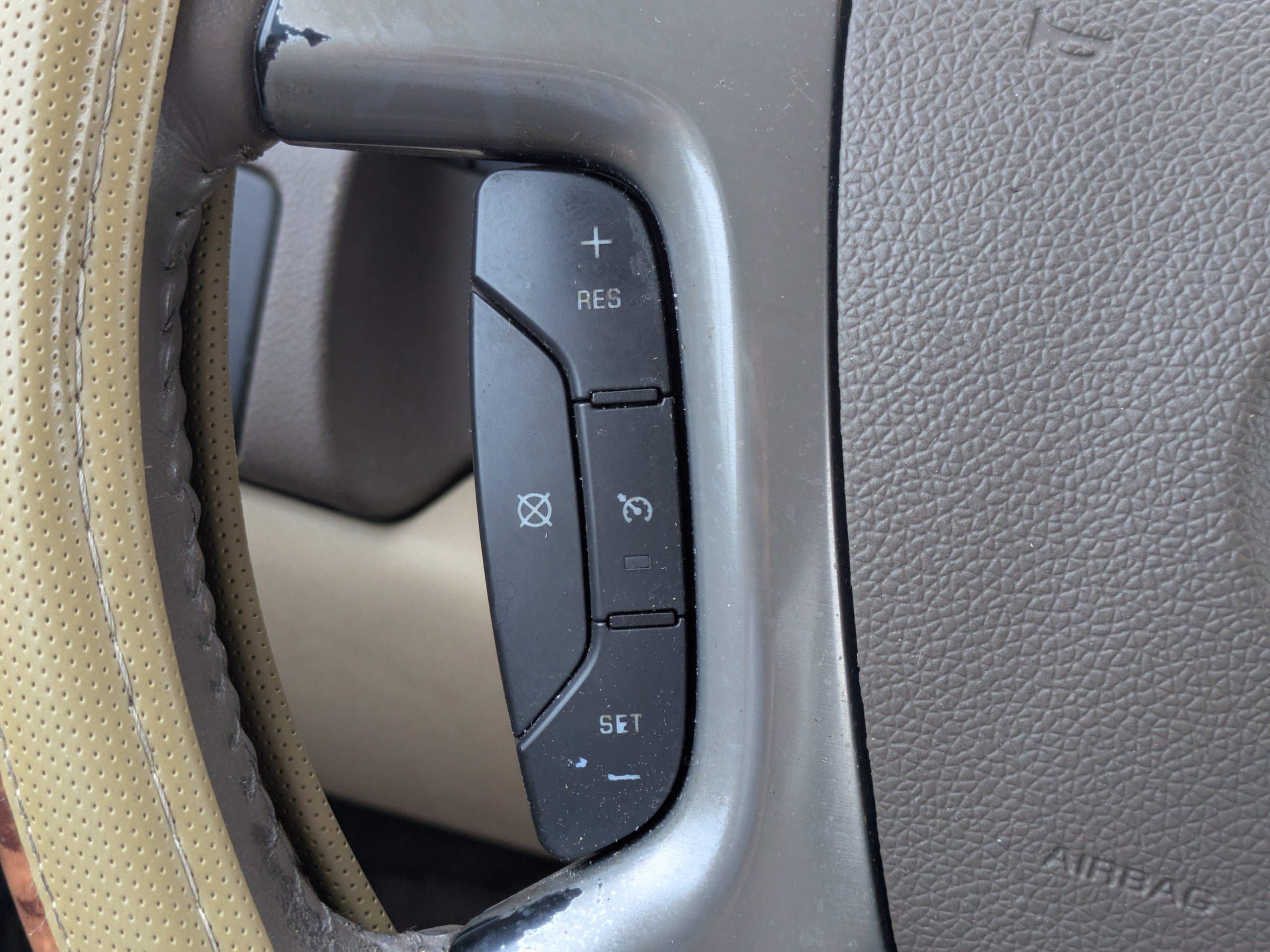 Used 2014 Champagne Silver Metallic Chevrolet LT image 24