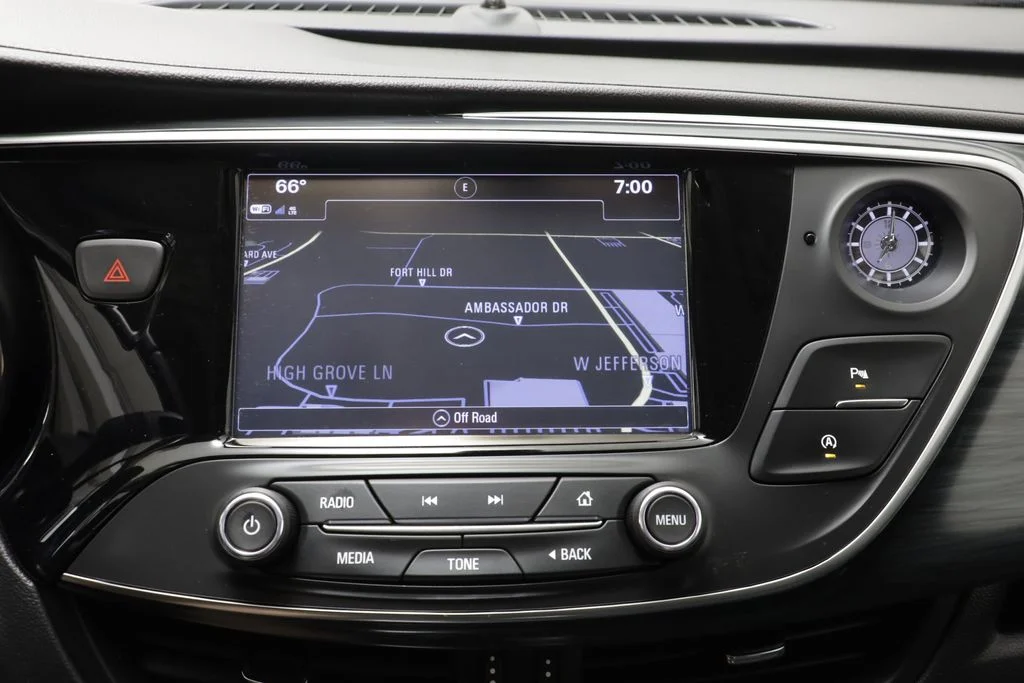 Used 2020 Summit White Buick Essence image 10