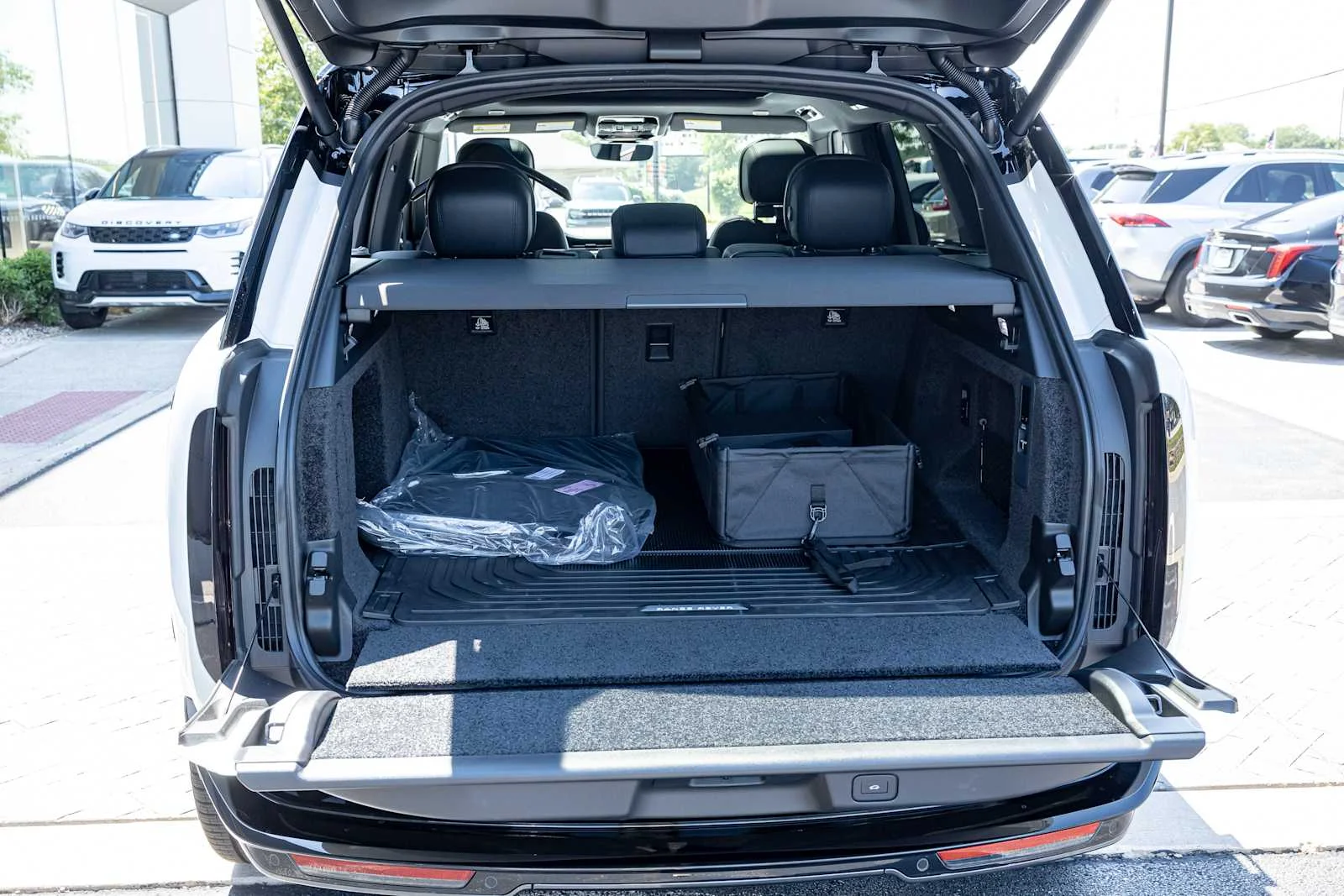 New 2026 Fuji White Land Rover SE image 30