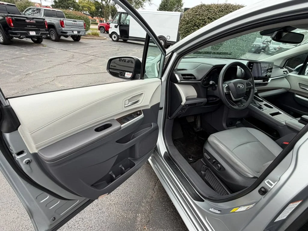 2024 Toyota Sienna XLE - Photo 19