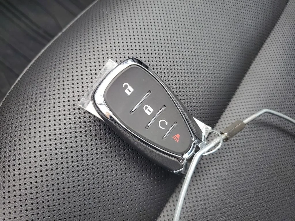 Used 2025 Summit White Chevrolet 2RS image 23