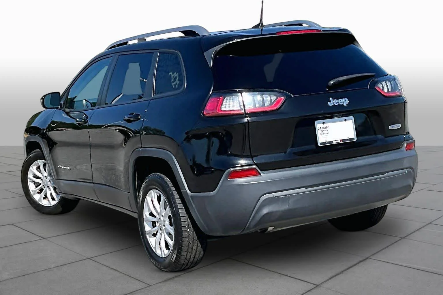 Used 2021 Diamond Black Crystal Pearlcoat Jeep Latitude image 11