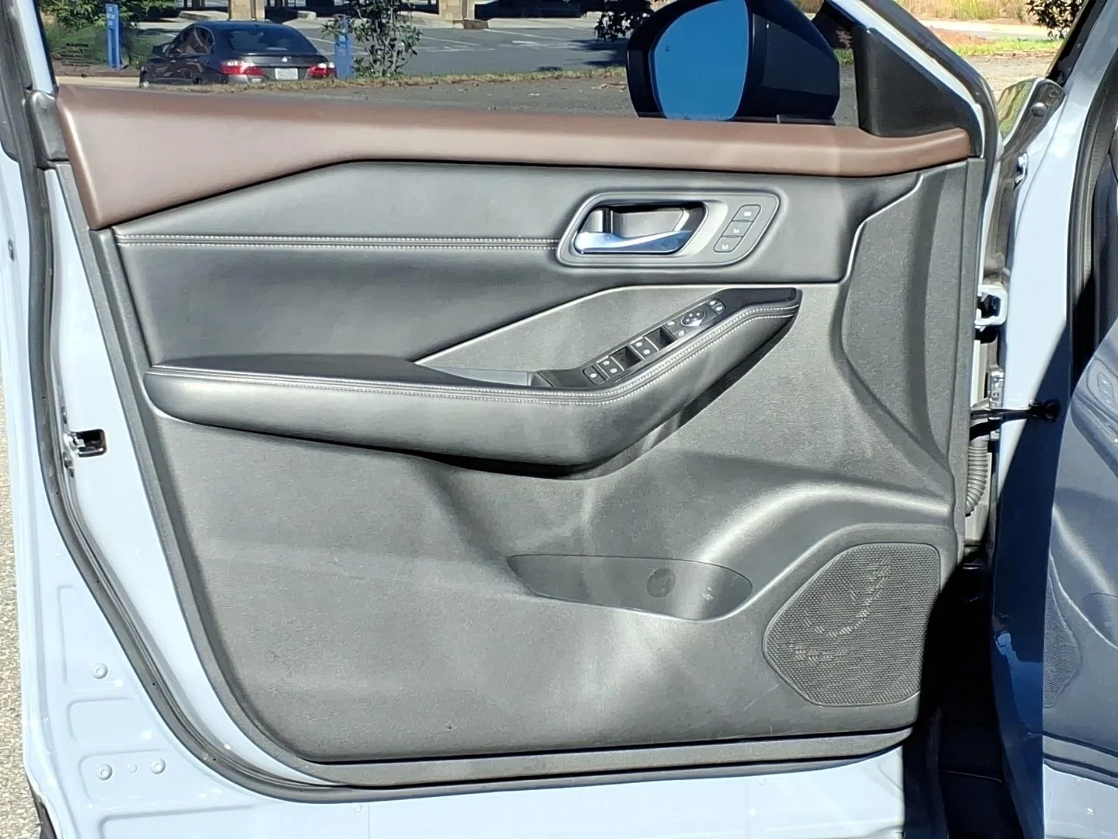 Used 2022 Boulder Gray Pearl Nissan SL image 31