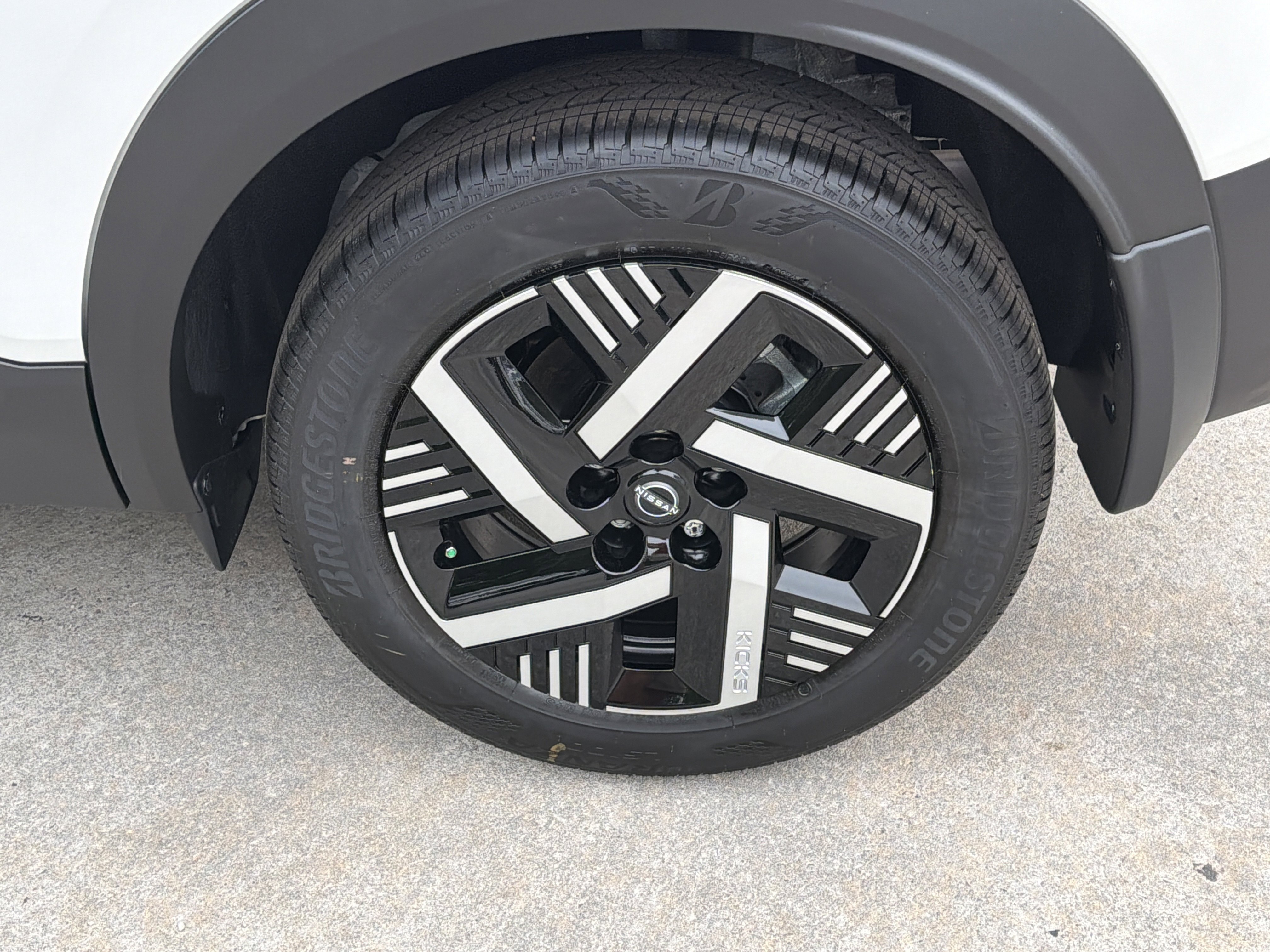 New 2026 Aspen White Tricoat/Super Black Nissan SV image 20