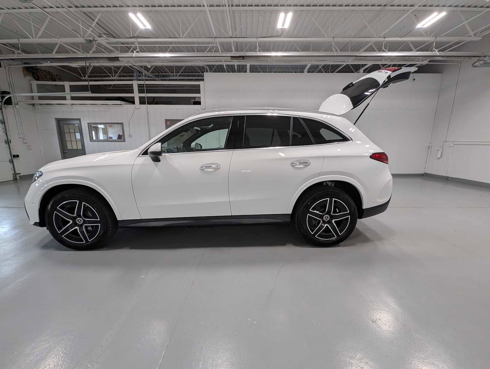 New 2026 Polar White Mercedes-Benz GLC 300 image 10