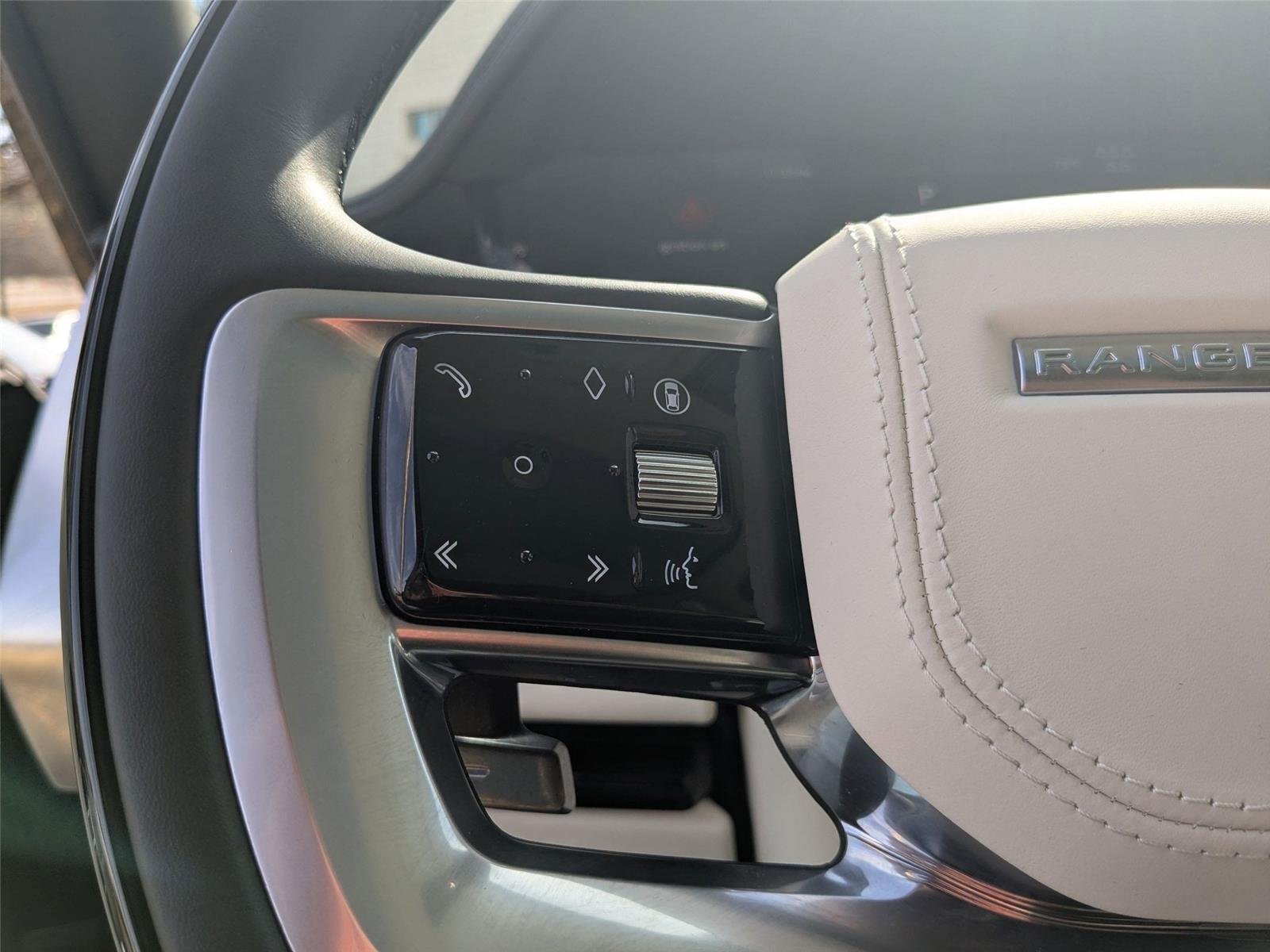Used 2025 Santorini Black Metallic [Black] LAND ROVER AUTOBIO image 15