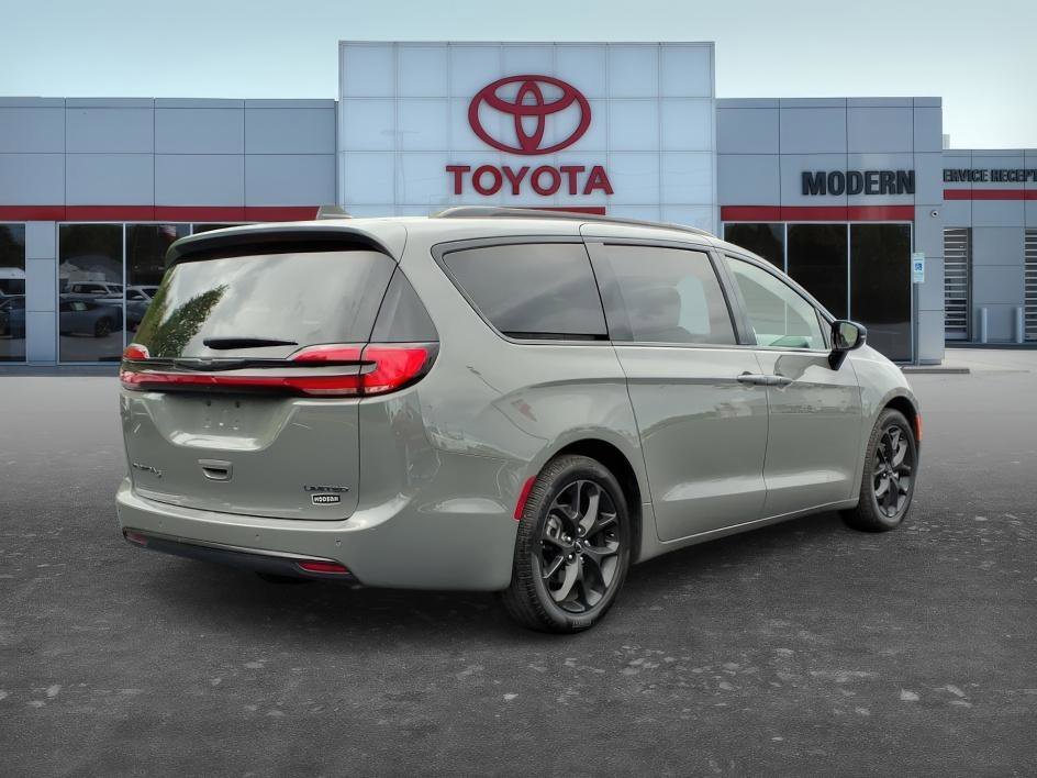 Used 2025 Ceramic Gray Clearcoat Chrysler Limited image 6
