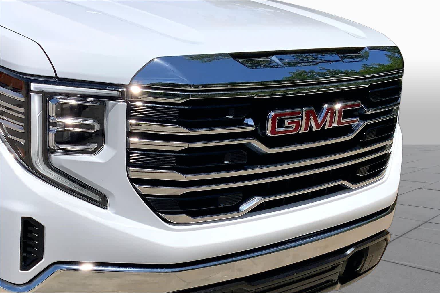 Used 2025 Summit White GMC SLT image 29