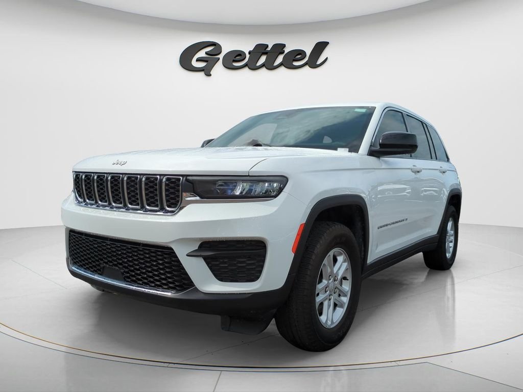 Used 2025 White Jeep Laredo image 1