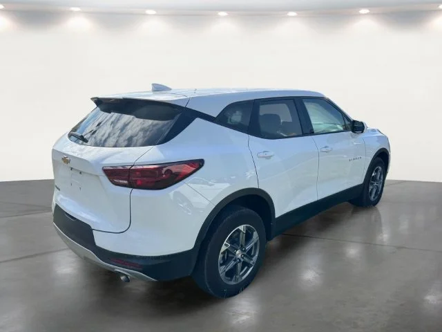 Used 2025 White Chevrolet LT image 16